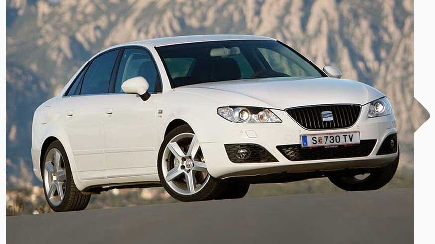 Ein SEAT Exeo in weiß schräge Frontansicht.
