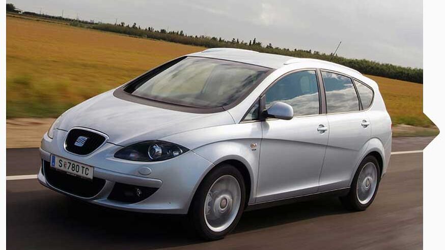 Ein silberner SEAT Altea von 2006 in Fahrt.