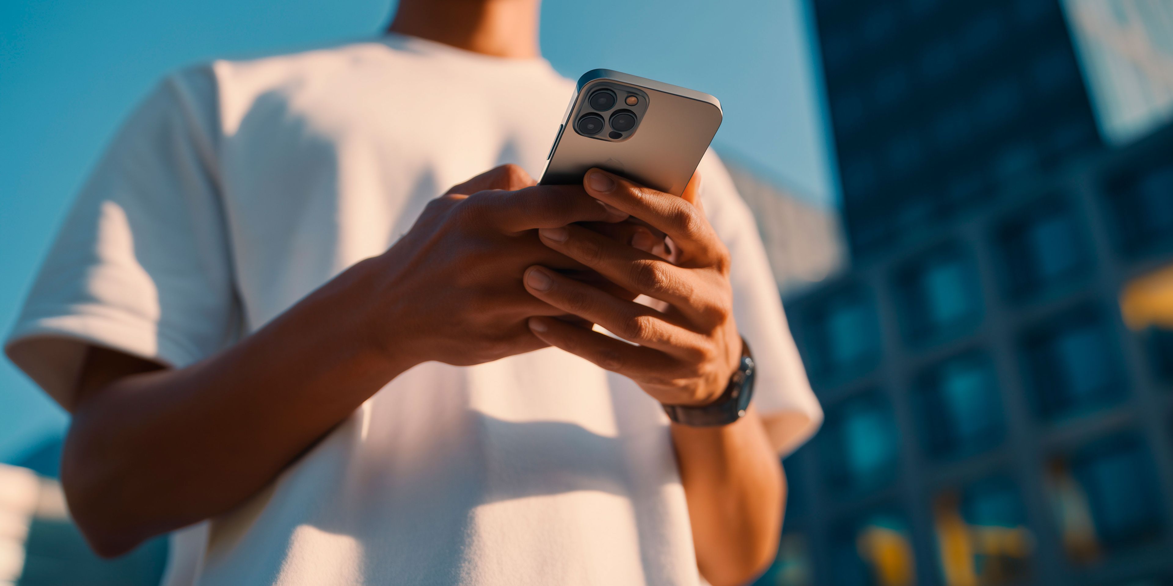 Mann nutzt sein Smartphone, um zu zeigen, wie einfach der Fernzugriff auf das Auto mit der My SEAT App ist.