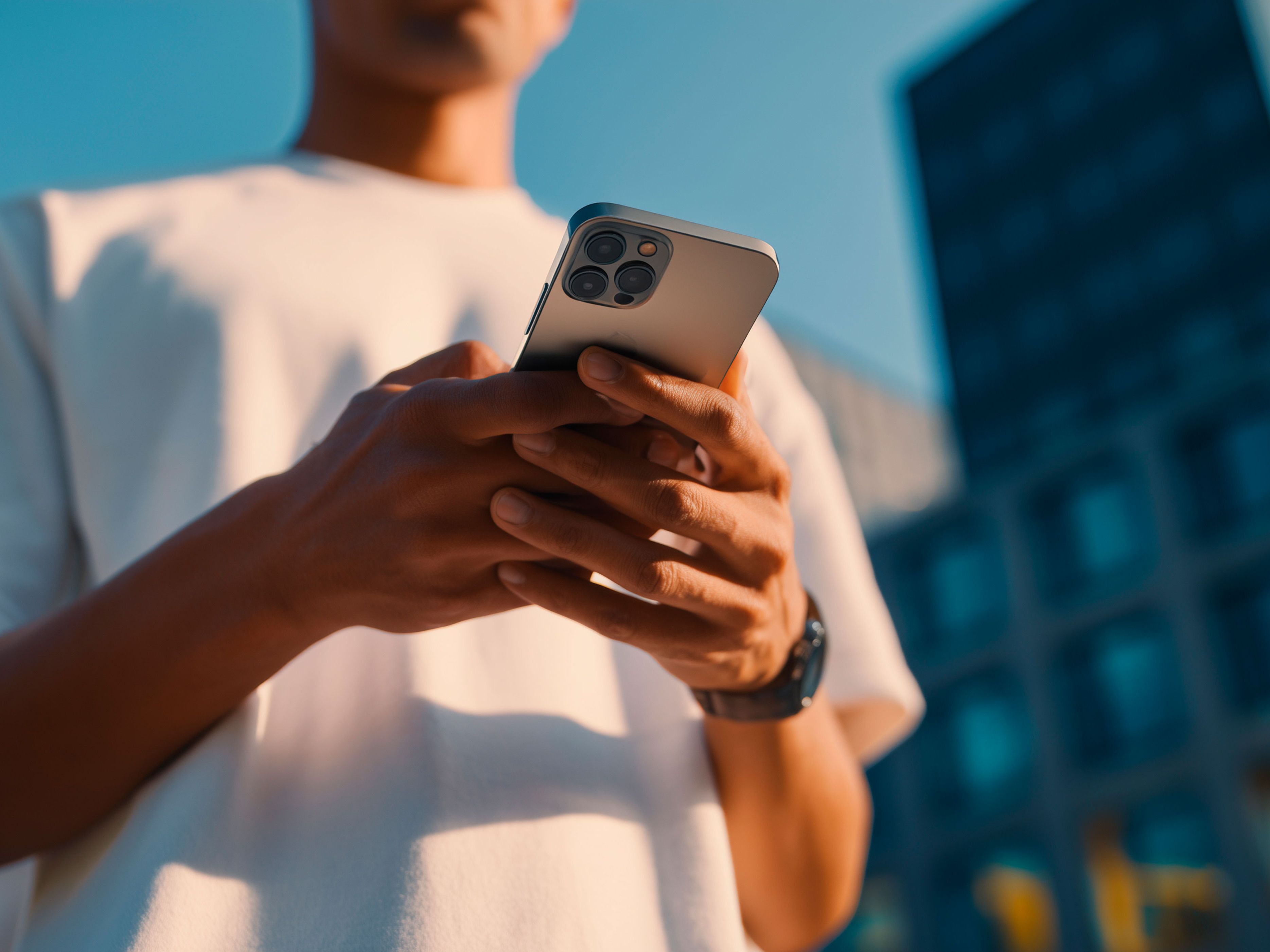 Mann nutzt sein Smartphone, um zu zeigen, wie einfach der Fernzugriff auf das Auto mit der My SEAT App ist.