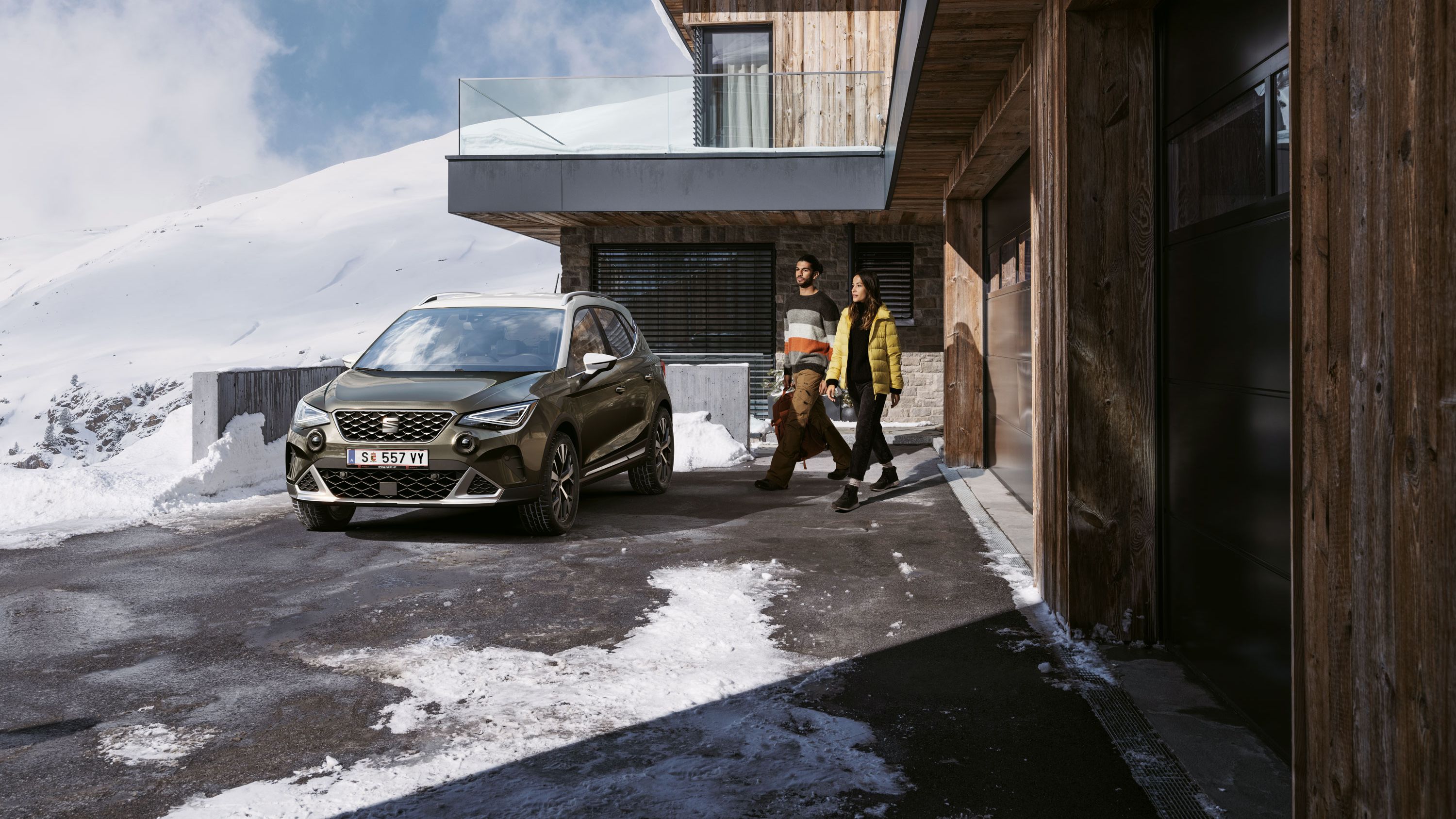 Das Paar geht in Richtung ihres SEAT Arona