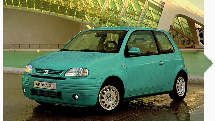 Ein türkiser SEAT Arosa von 1997.
