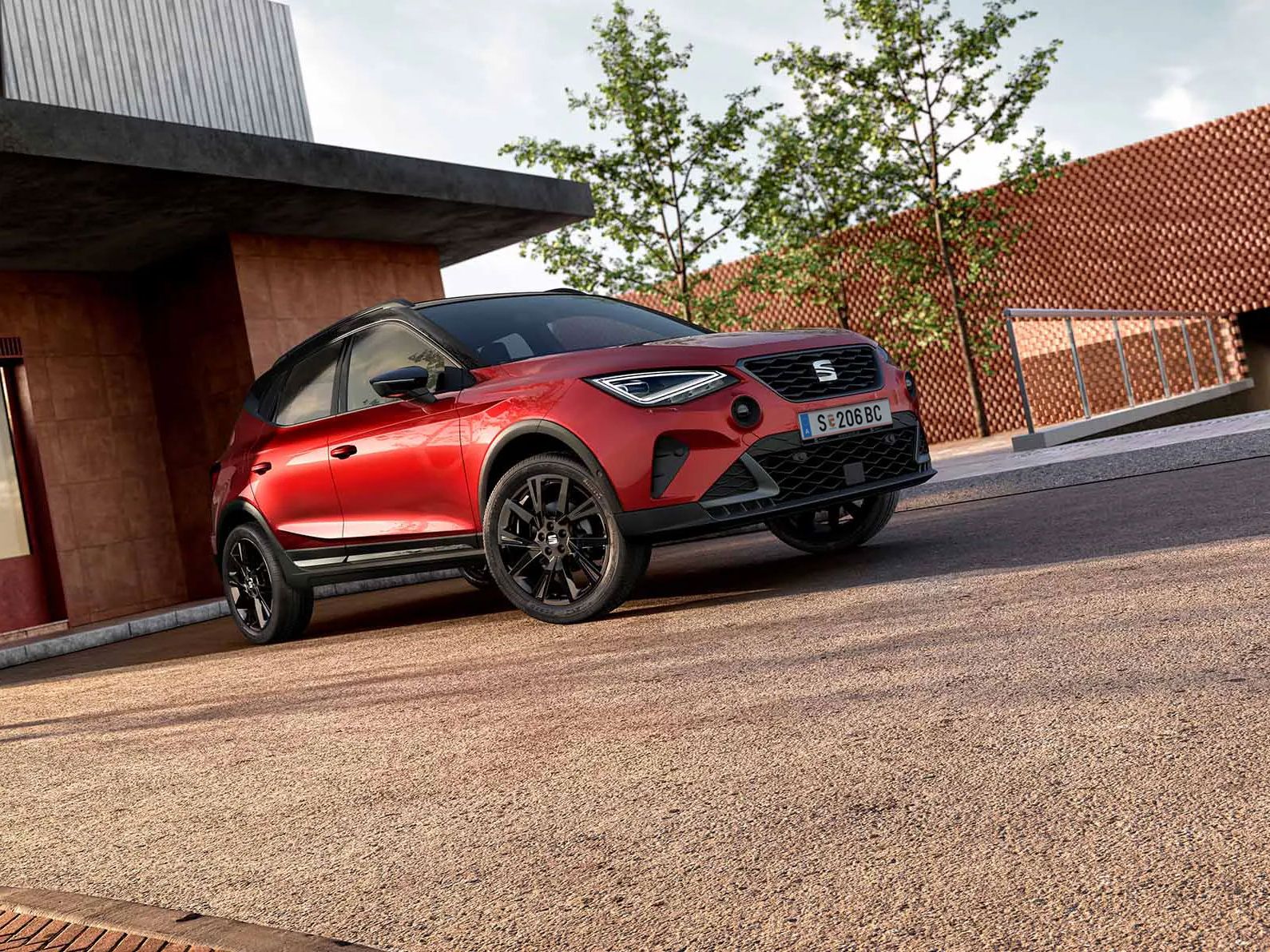 SEAT Arona in roter Farbe wird perspektivisch in einer urbanen Umgebung dargestellt 