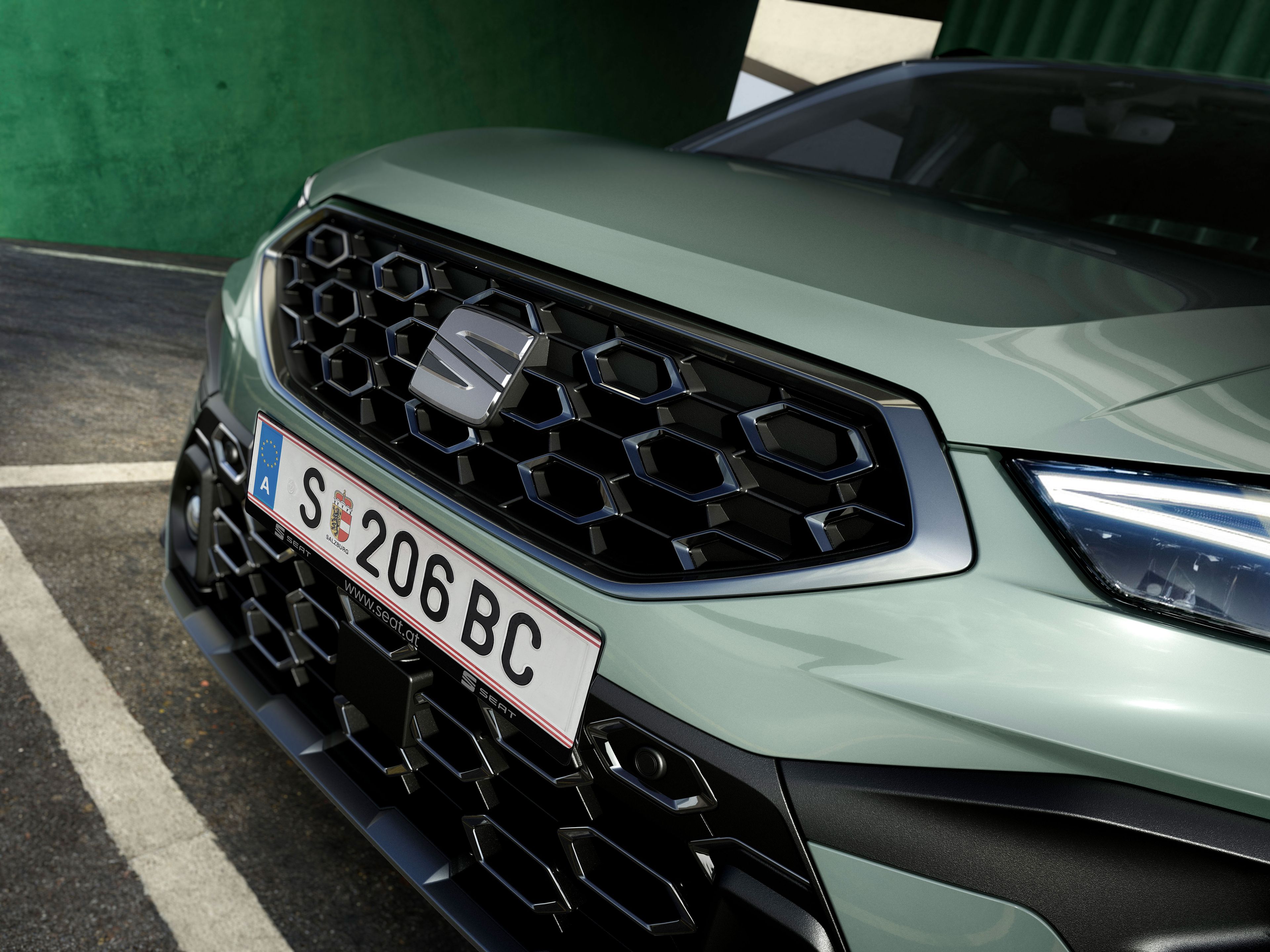 Nahaufnahme des neuen Frontgrills des SEAT Arona mit geometrischem Design