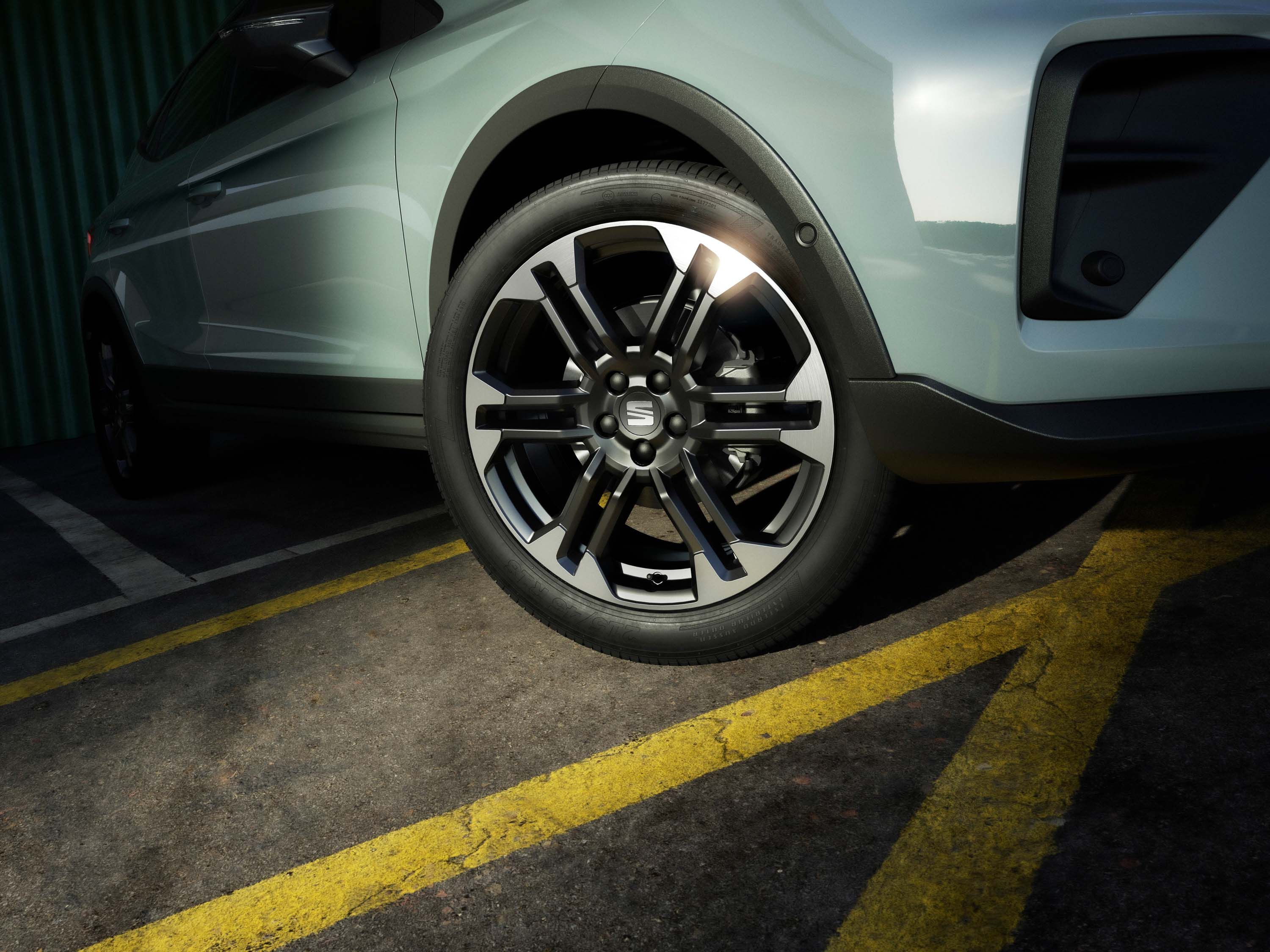 Nahaufnahme der 18-Zoll Performance gefrästen Leichtmetallfelgen des SEAT Arona