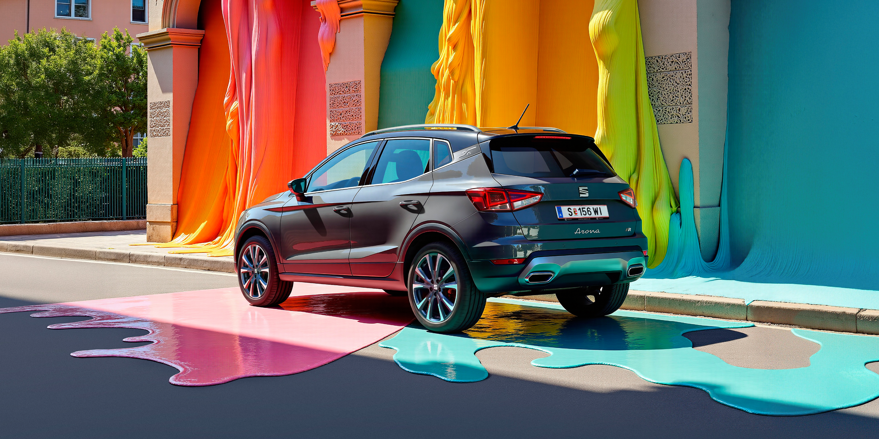SEAT Arona Seitenansicht mit Haus und bunter Farbe im Hintergrund