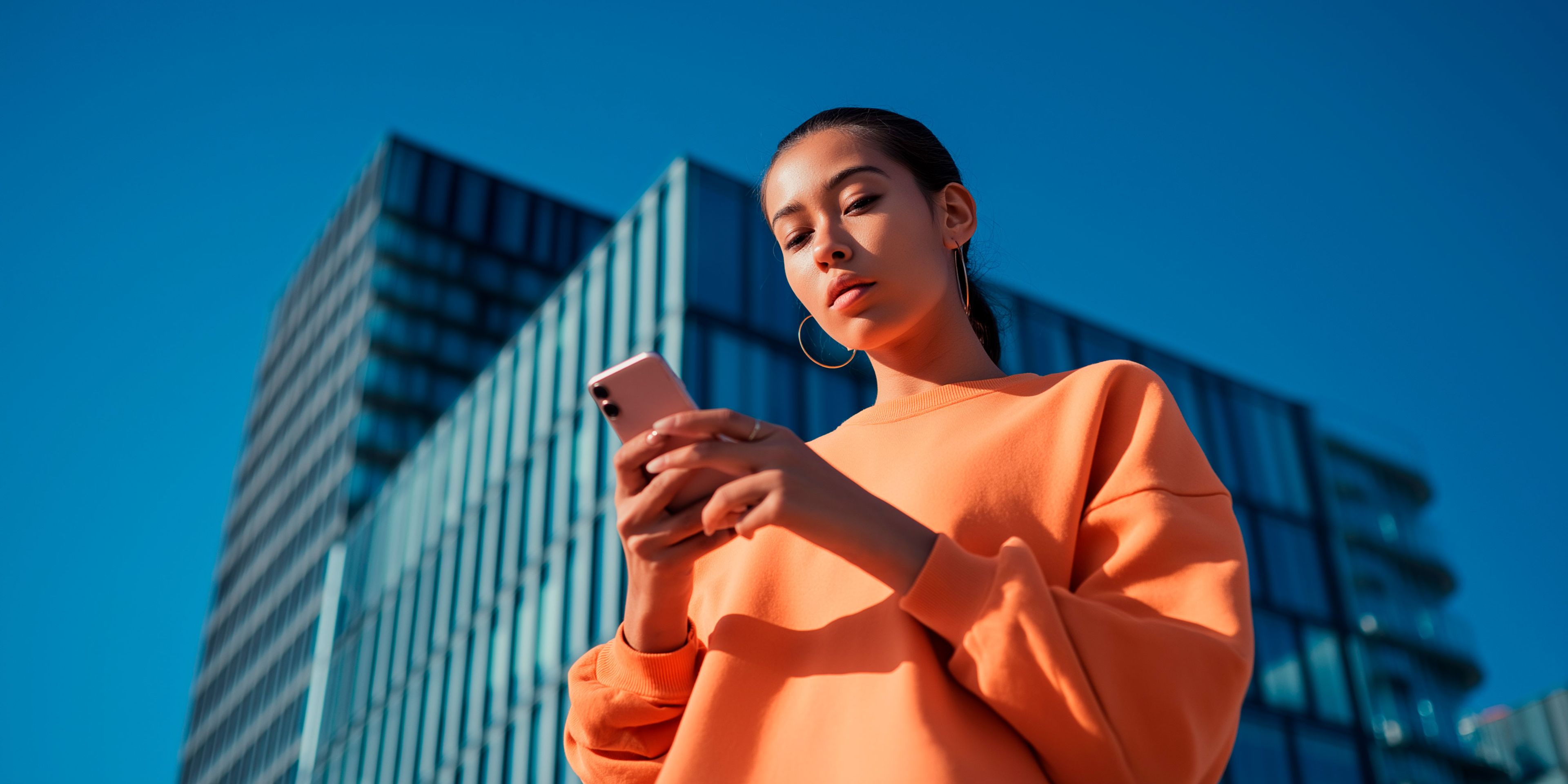 Person hält ihr Smartphone und überprüft die SEAT CONNECT Funktion.