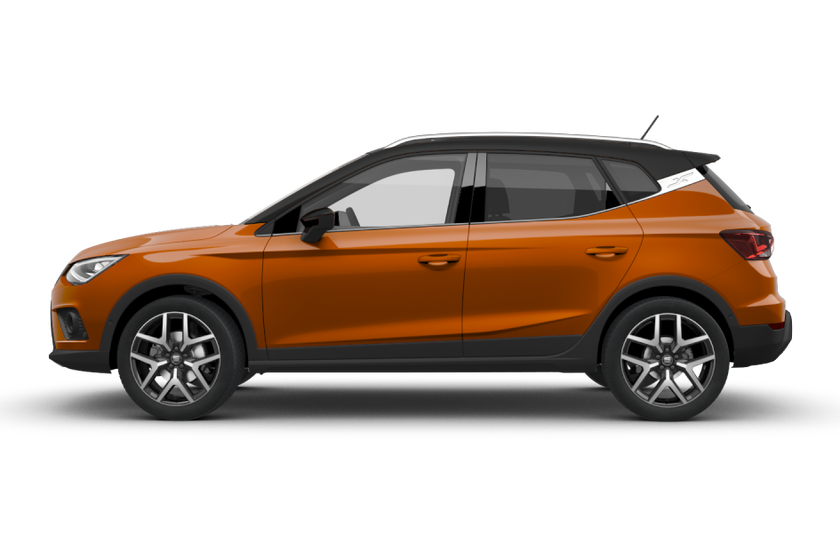 SEAT Arona in orange Seitenansicht. 