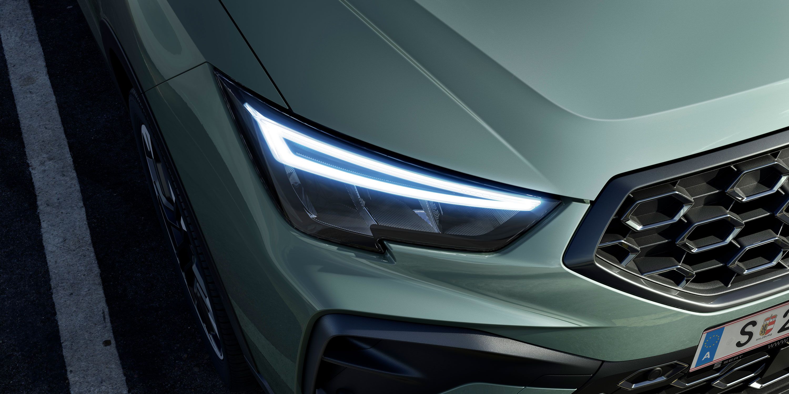 Nahaufnahme des SEAT Arona Scheinwerfers mit Voll-LED-Technologie