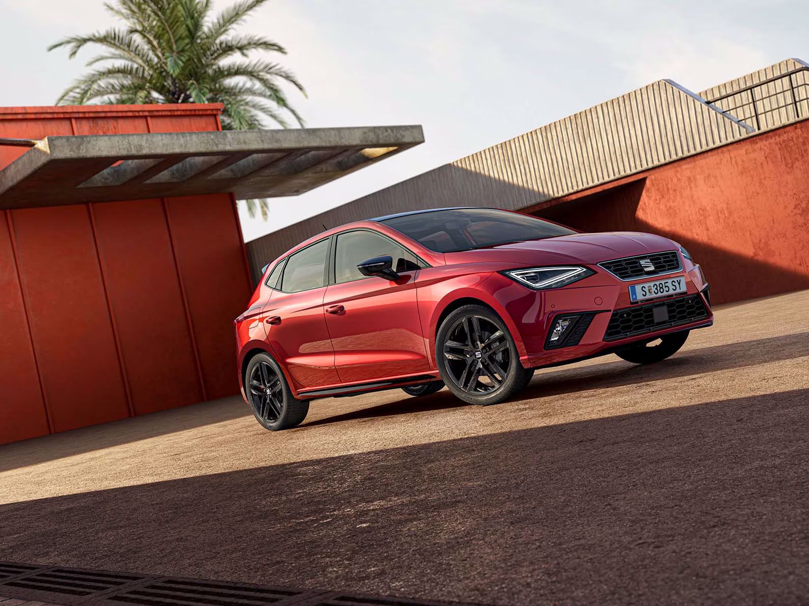 SEAT Ibiza in roter Farbe wird perspektivisch in einer urbanen Umgebung dargestellt 