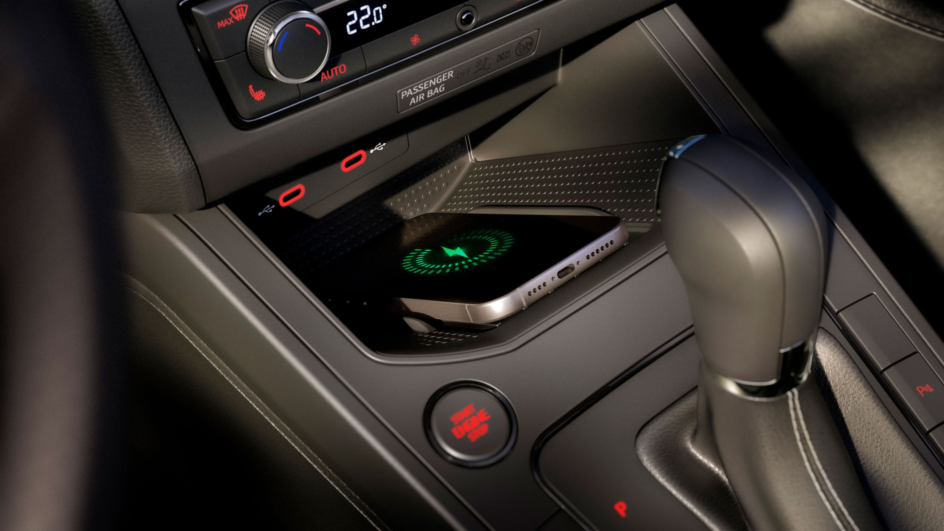 : Innenansicht des SEAT Ibiza mit moderner Technik, darunter die Connectivity Box, gesteuert über die Mittelkonsole.